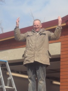 Unser Maurer nach Vollendung des letzten Steines!