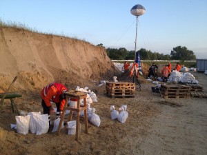 Sandsäcke füllen!