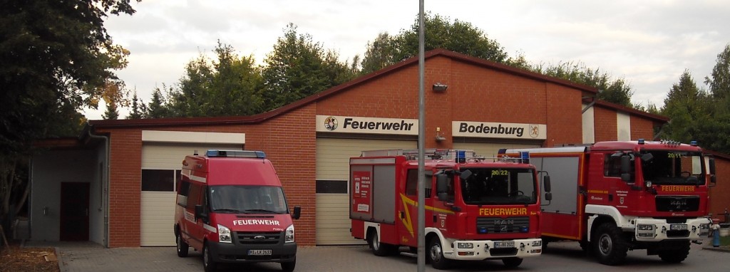 (Links neuer Alarmeingang, neue Fahrzeughalle Einsatzleitwagen, dann die alten Hallen)