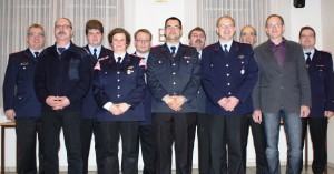 Die Geehrten und Beförderten: OrtsBM M.Mörke, W.Großmann, M.Jacobsen, K.Hallmann, T.Riechers, S.Helfenbein, M.Großmann, N.Könnecke, stellv.StadtBM E.Helfenbein, Ortsbürgermeister L.Schirrweit, stellv.OrtsBM C.Hallmann